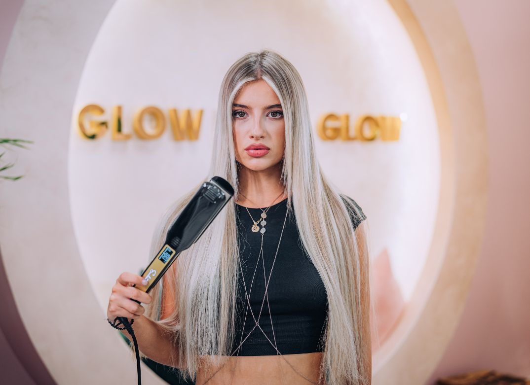 vrouw met stijltang glossy hair